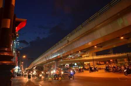 Người đàn ông treo cổ lơ lửng trên cầu vượt