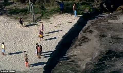 'Hố tử thần' to như sân bóng đột ngột xuất hiện ở bãi biển Australia