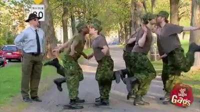 Video: Cười té ghế với kiểu tập quân sự có một không hai