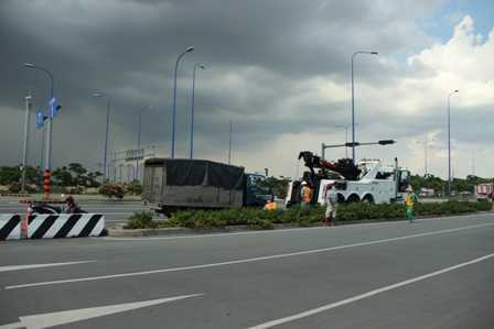 Xe tải bốc khói ngùn ngụt trong hầm Thủ Thiêm