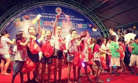 1.000 phần quà Trung thu được trao tặng cho các em mồ côi, khuyết tật