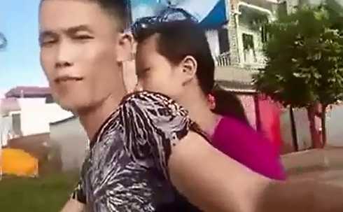 Hiệp 'Gà' chở con gái không đội mũ bảo hiểm, quay clip 'tự sướng'