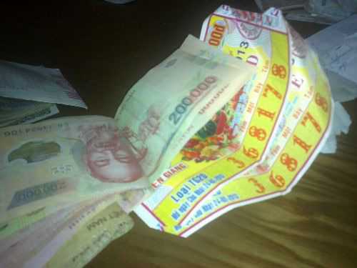 Mang hơn 20 triệu tiền giả đi mua vé số