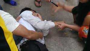 Người bất tỉnh giữa ngã tư, giao thông hỗn loạn