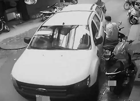 Xe ô tô không người lái lao trên phố Hà Nội