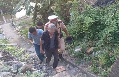 Nhảy sông Hồng tự tử, người đàn ông được CSGT cứu sống