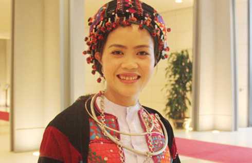 Cô giáo trẻ vừa là ca sỹ, thầy thuốc, mẹ hiền