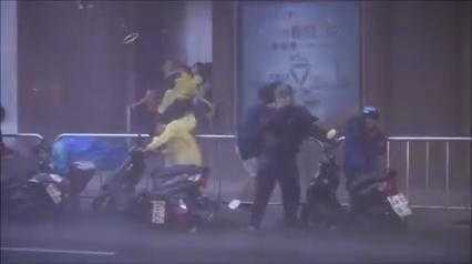 Đài Loan: Kinh hoàng siêu bão Dujuan thổi bay người trên phố