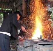 Nghề rèn sắt lắm công phu