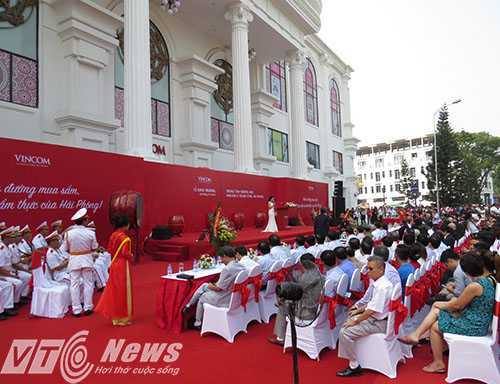 Hàng ngàn người đổ về TTTM hiện đại nhất Hải Phòng ngày khai trương