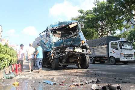 Xe chở dầu nát đầu sau cú đâm container, dân tháo chạy vì sợ nổ