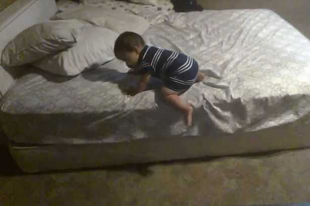 Phát hiện sốc khi lén đặt camera trong phòng con