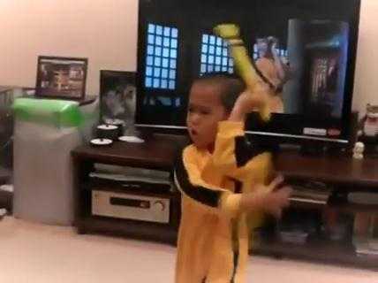 Clip: ‘Lý Tiểu Long nhí’ trổ tài đánh côn nhị khúc điêu luyện
