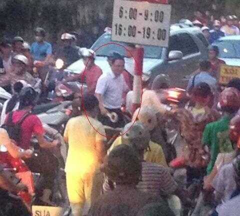 Phó Chủ tịch Uỷ ban ATGTQG Khuất Việt Hùng vất vả phân luồng giao thông