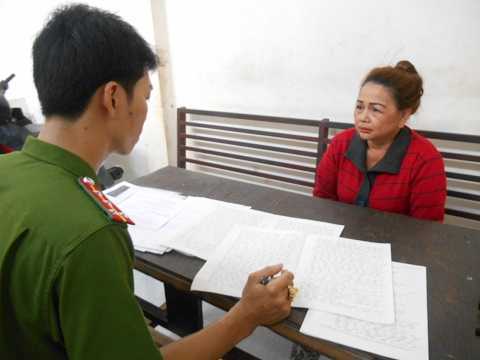 'Nữ quái' dụ dỗ người lạ tự lột vòng vàng đưa cho mình