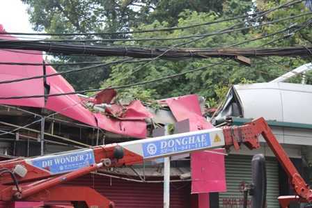 Trời không mưa cây cổ thụ vẫn bật gốc, đè sập nhà dân