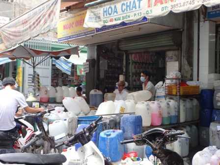 Hóa chất cực độc bày bán tràn lan ở TP.HCM