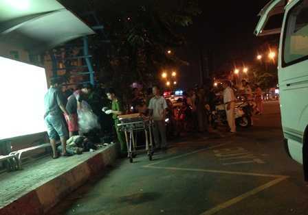 Một thanh niên đánh giày chết bí ẩn tại trạm xe buýt