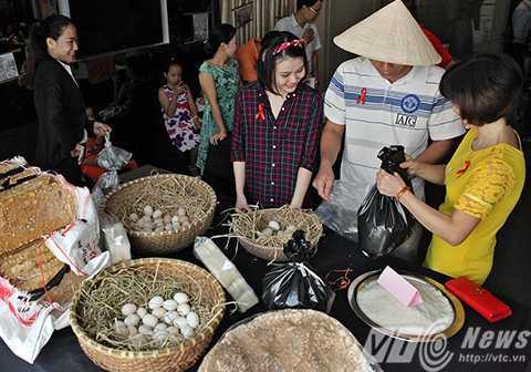 Độc đáo phiên chợ 'Ruy băng đỏ'