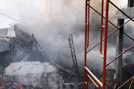 Lửa lớn thiêu rụi xưởng may ở TP.HCM trong chốc lát