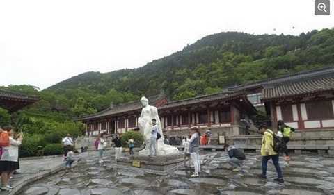 Du khách nam đua nhau sờ ngực tượng Dương Quý Phi khỏa thân gây phẫn nộ