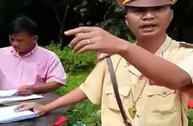 Cô gái bị đánh vì cự cãi CSGT: Nhân viên tiếp thị sữa xử lý biên bản giúp cảnh sát