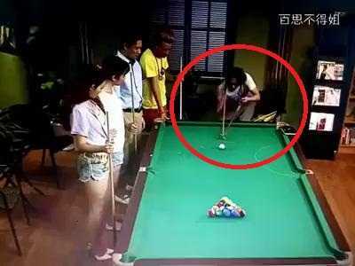 Clip: Choáng với cơ thủ Billiard đưa hết bi vào lỗ chỉ sau một cú đánh