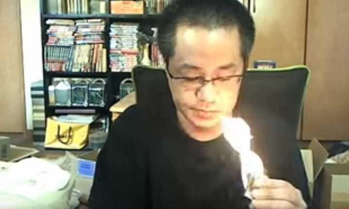 Clip: 'Nghịch' bật lửa vô tình đốt nhà