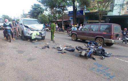 Xe máy đâm nát đầu ô tô, 3 thanh niên nguy kịch