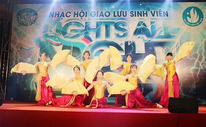 Ca sỹ Mạnh Quân, Thu An 'cháy' hết mình cùng sinh viên Phương Đông