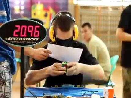 Clip: Choáng với màn bịt mắt giải Rubik siêu đẳng