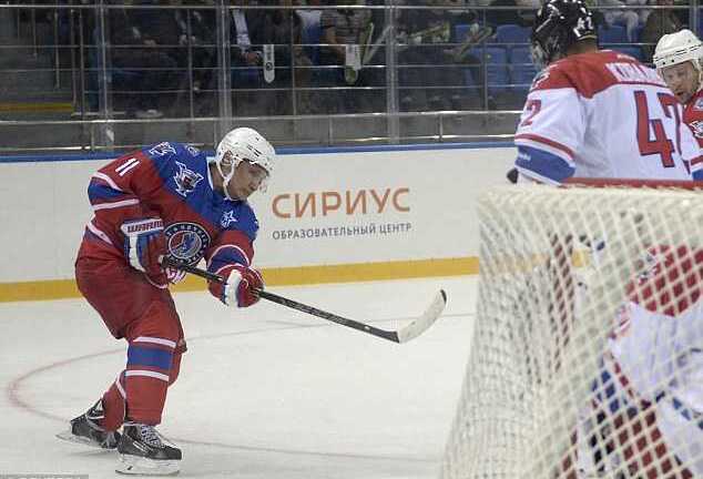 Video: Tổng thống Putin chơi khúc côn cầu mừng sinh nhật 63 tuổi