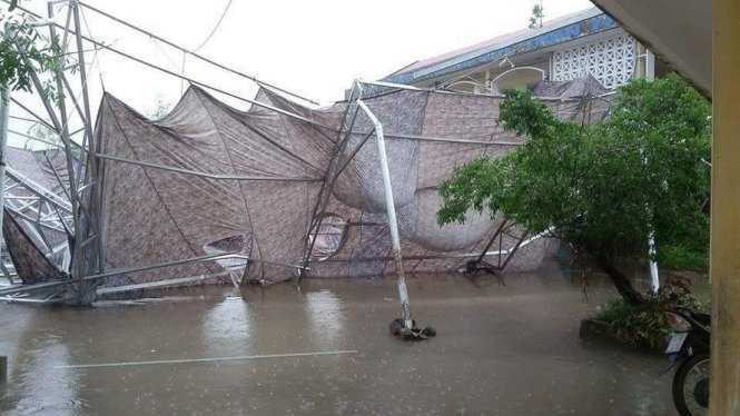 Sập mái che sân trường, 9 học sinh tiểu học nhập viện