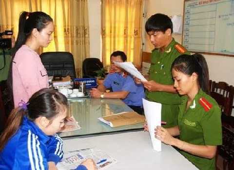 Khởi tố bảo mẫu trói tay chân, nhét giẻ vào miệng bé 15 tháng tuổi