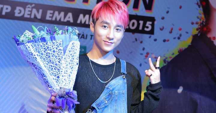 Sơn Tùng diện quần yếm giới thiệu liveshow miễn phí