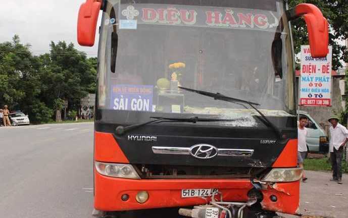 Bị cuốn vào gầm xe khách, 2 chị em dâu tử vong