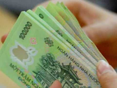 Cô gái nhận lại 16 triệu đồng đánh rơi giữa phố