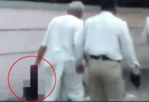 Chồng xách đầu vợ đầy máu me trên phố gây phẫn nộ