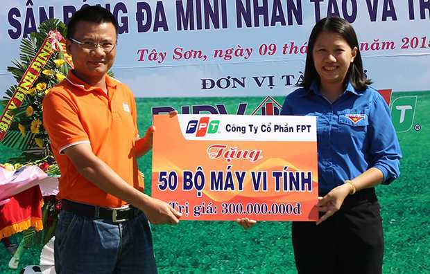 Tặng 50 bộ máy tính cho Tỉnh đoàn Bình Định