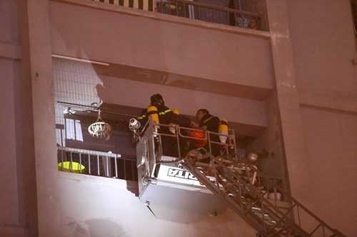 Video: Bắc thang cứu người mắc kẹt trong tòa nhà cháy lớn ở Xa La