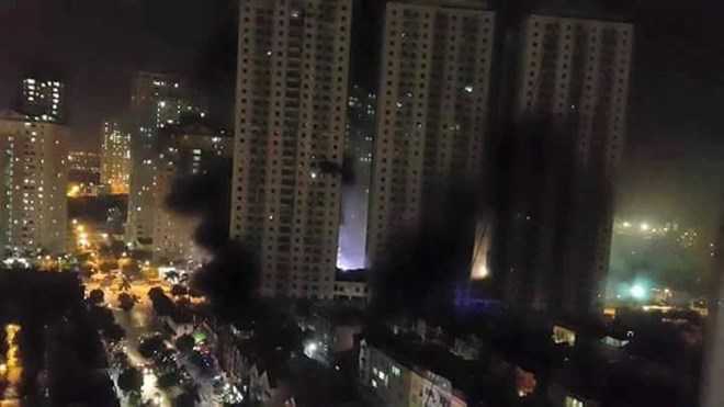 Video: Khói đen nghi ngút vây hãm tòa nhà cháy ở khu đô thị Xa La