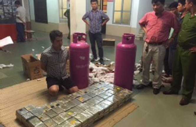 Bắt thêm 3 bị can đường dây mua bán gần 1.000 bánh heroin