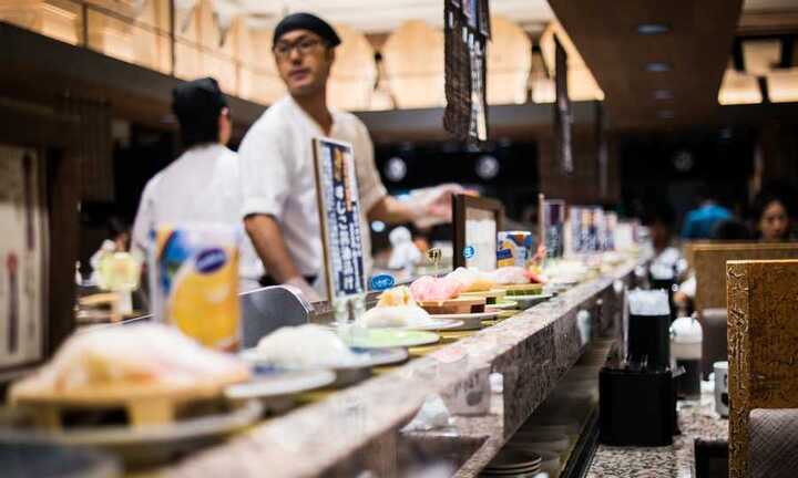 Video: Choáng với cách vận hành một nhà hàng sushi băng chuyền ở Nhật