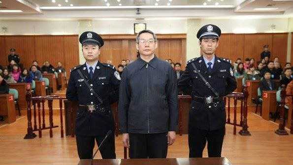 Trung Quốc đưa xe sang trong án tham nhũng ra biên giới