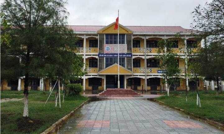 Trường lún hàng mét, sơ tán gấp hàng trăm học sinh