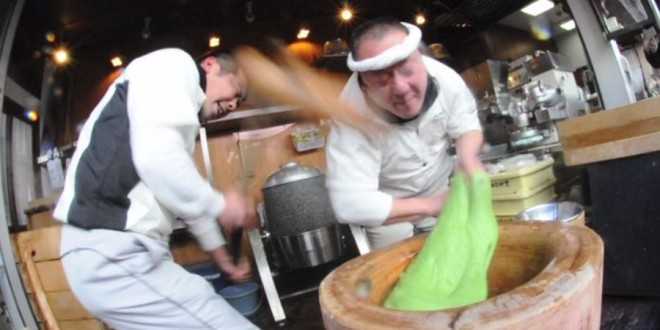 Clip: Choáng với tốc độ giã bánh Mochi ‘thần sầu’ của đầu bếp Nhật Bản
