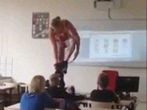 Nữ giáo viên 'thoát y' ngay trong lớp để dạy học