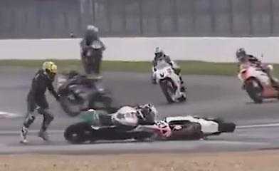 Clip: Tai nạn ‘họa vô đơn chí’ giữa đường đua nảy lửa