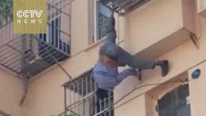 Clip: Rơi từ tầng 6, nam công nhân thoát chết trong tích tắc