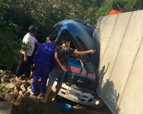 Container đè bẹp xe buýt, nhiều người thương vong